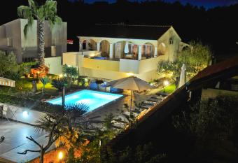 Villa Vanilla allows 18 year olds to book a room