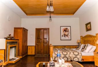 Pine Top Hotel Murree has Balcony rooms