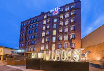 Hotel Hill House Usaqu  n allows 18 year olds to book a room