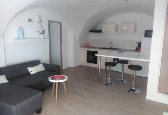 Gite du MISTRAL allows 18 year olds to book a room