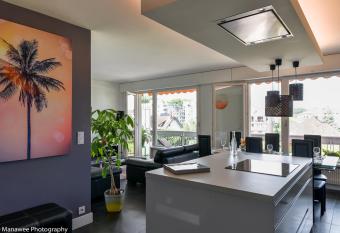 La Roseraie du Lac has Balcony rooms