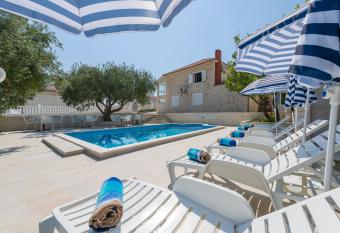 Villa Tomasovic with pool in Podstrana has Balcony rooms