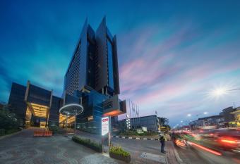 Merlynn Park Hotel has rooms with a private hot tub