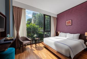 Oriana Boutique Hotel & Restaurant has Smoking/Balcony rooms