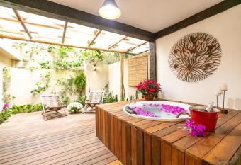 Pousada Casa do Catavento has rooms with a private hot tub