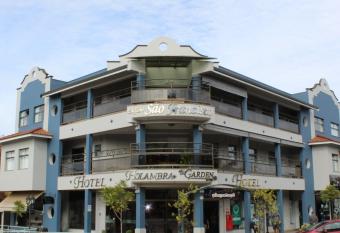 Holambra Garden Hotel allows 18 year olds to book a room