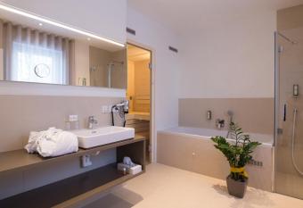 Vitus Steyr Hotel & SPA Suites has rooms with a private hot tub