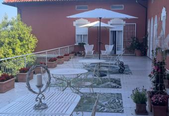 Villa House and Garden B&B has Balcony rooms