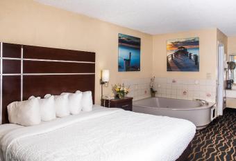 Days Inn by Wyndham Stuart has rooms with a private hot tub
