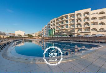 Luna Solaqua allows 18 year olds to book a room