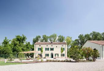 Cascina La Goliarda has Balcony rooms