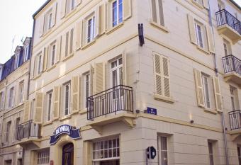 Hotel Le Reynita allows 18 year olds to book a room