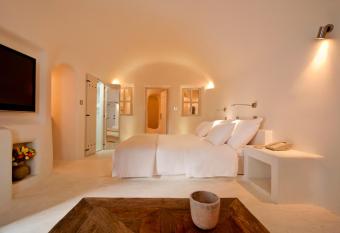 Kapari Natural Resort has rooms with a private hot tub