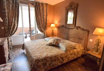 Hotel le Romanesque allows 18 year olds to book a room