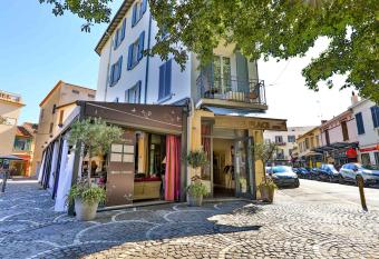 La Place Boutique Hotel has Balcony rooms