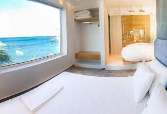 Porto Kalamaki Hotel has rooms with a private hot tub