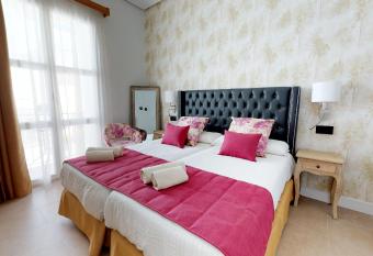 Hostal Boutique La Espa  ola by Bossh Hotels allows 18 year olds to book a room