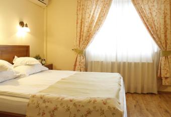 Vila Toparceanu Otopeni allows 18 year olds to book a room