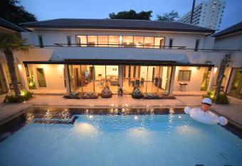 Villa Navin Premiere Pool Villa allows 18 year olds to book a room