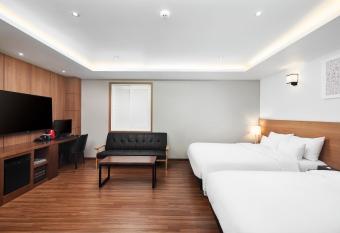 Lion Hotel allows 18 year olds to book a room