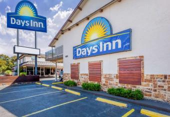 Days Inn by Wyndham Austin/University/Downtown allows 18 year olds to book a room