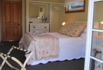 Magnolia Cottage has Balcony rooms