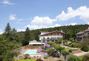 Logis H  tel Clair Matin allows 18 year olds to book a room