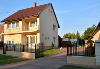 Moln  r Vend  gh  z has Balcony rooms