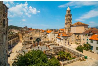 Palace Tower View has Balcony rooms