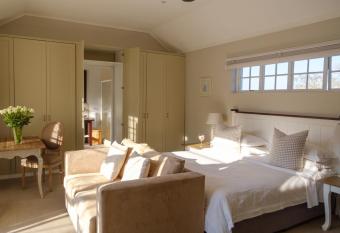Constantia White Lodge Guest House has rooms with a private hot tub