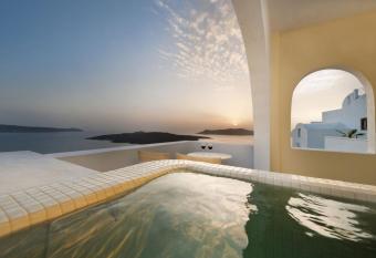 Tzekos Villas has rooms with a private hot tub