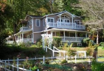 Folkestone Inn has Balcony rooms