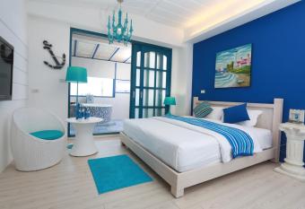 C est Bon has rooms with a private hot tub