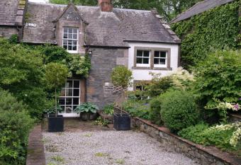 The Garden Studio has Balcony rooms