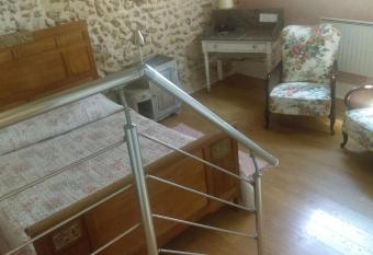 Les 3 roses has rooms with a private hot tub