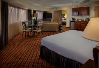 Holiday Inn Express Scottsdale North By IHG has rooms with a private hot tub