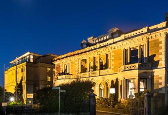 Lenna Of Hobart has Balcony rooms