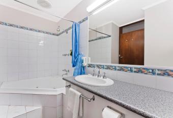 Mahogany Motel Warrnambool has rooms with a private hot tub