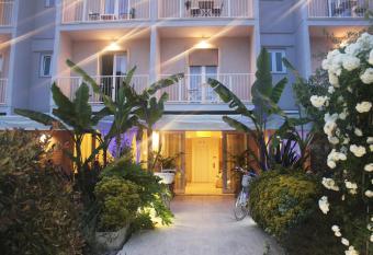 Hotel Bijou has Balcony rooms