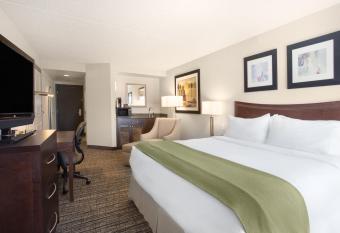 Holiday Inn Hotel & Suites Scottsdale North - Airpark has rooms with a private hot tub