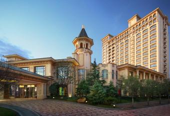 Chateau Star River Pudong Shanghai has Balcony rooms