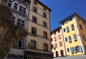 Les Apparts du Plot allows 18 year olds to book a room