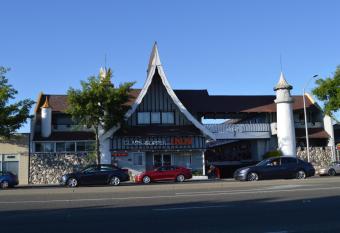 Glass Slipper Inn - Stanford Palo Alto has Balcony rooms