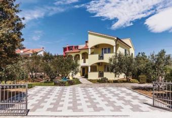 Apartment Roncevic has Balcony rooms