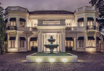 Paradise Road Tintagel Colombo has rooms with a private hot tub