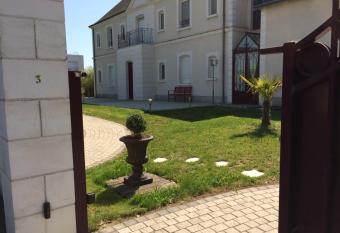 CoTTAGE LA VILLA BOLERO allows 18 year olds to book a room