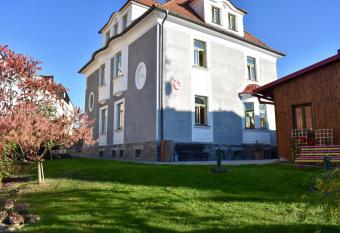 1st Republic Villa - Adults only allows 18 year olds to book a room