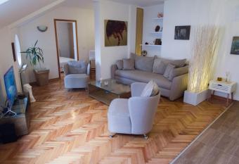 Apartment Ni   Center allows 18 year olds to book a room