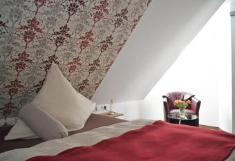 Hotel Zur Eisenbahn allows 18 year olds to book a room