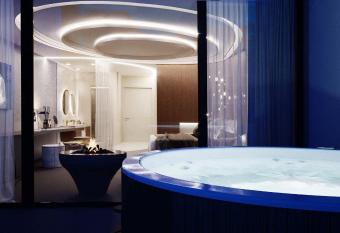 6717 Nature H  tel & Spa Le Clos des D  lices has rooms with a private hot tub